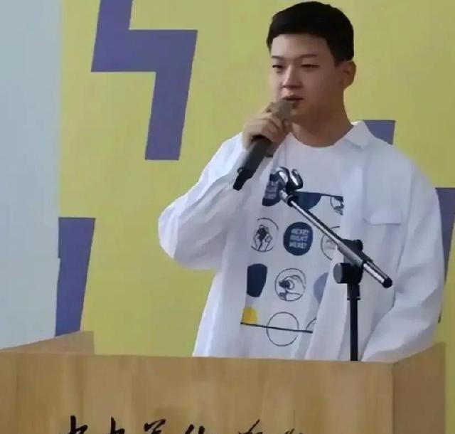 离开了央视主持岗位的朱军，现在靠儿子为自己争光了。朱军1991年加入甘肃电视台