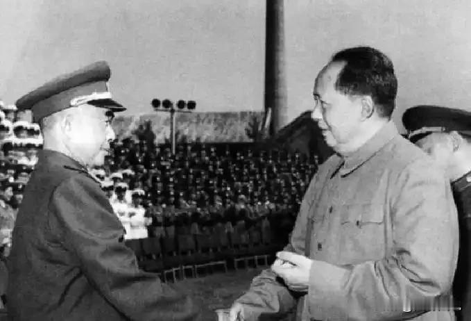 这是一张珍贵的老照片，照片中是毛主席和陈明仁将军亲切握手的场面，毛主席依旧是熟悉