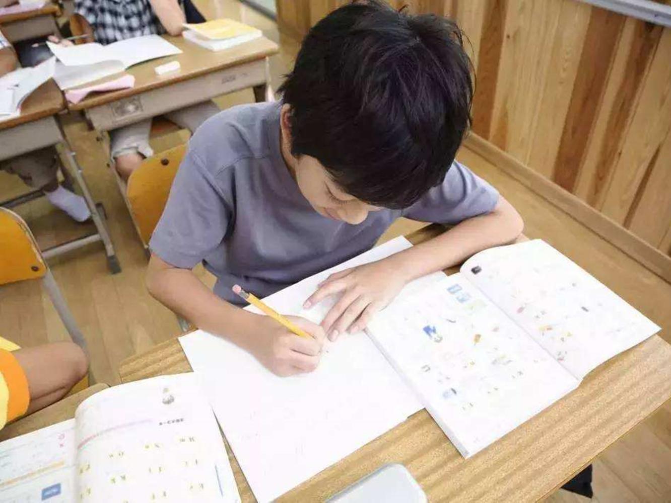 还在陪孩子写作业? 这只是在满足你的虚荣, 孩子写作业用不上你