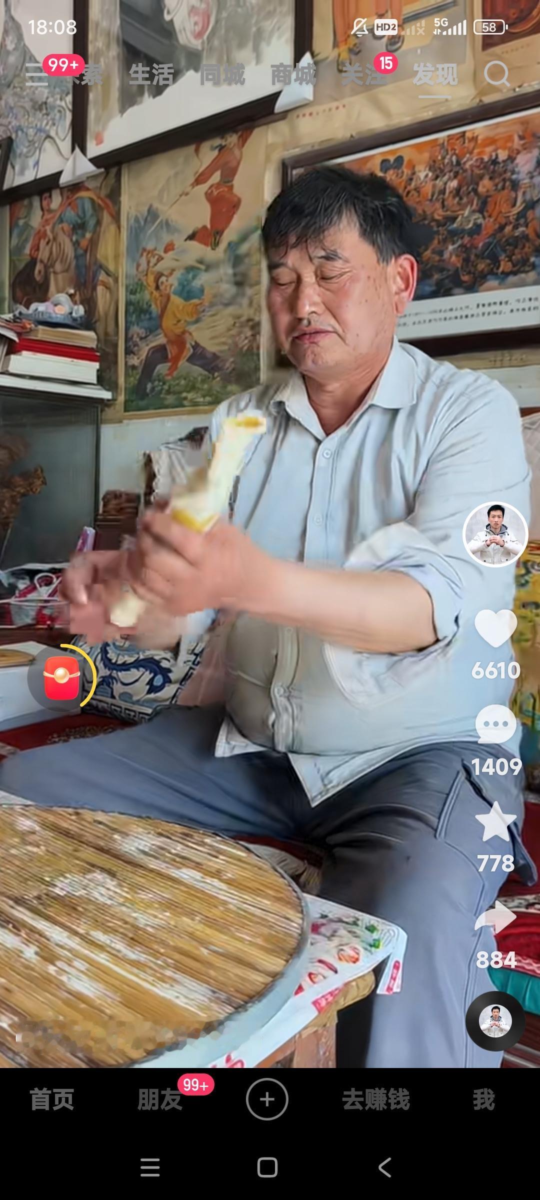 大衣哥朱之文，这是大鱼大肉吃腻了。这回吃起了山东的特色美食，煎饼卷大葱。