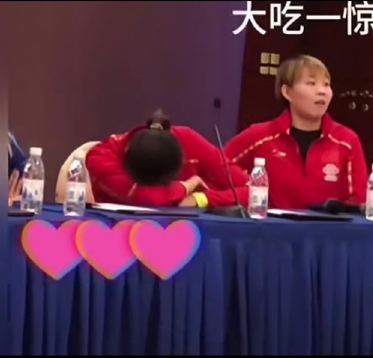 丁宁听完就害羞的趴在桌子上，旁边的朱雨玲一脸震惊的看着现场记者。在记者会上，有