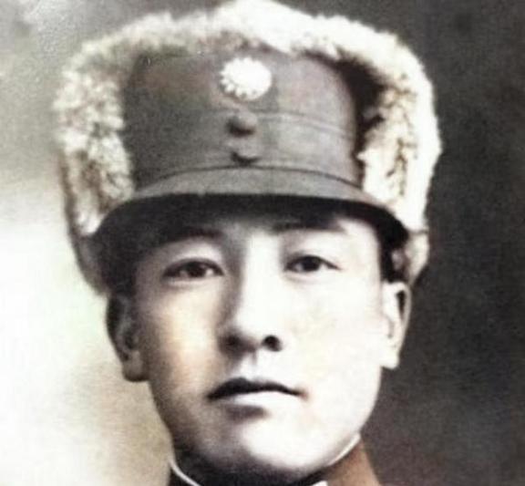 1945年，宋美龄给当时来到南京的马步芳独子马继援介绍了一个美女，马继援一见倾心