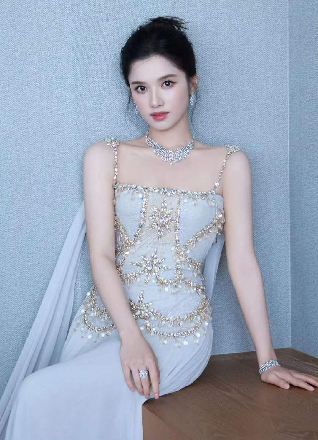 张婧仪大露背高定造型张婧仪碎钻大露背高定造型婧仪好美啊