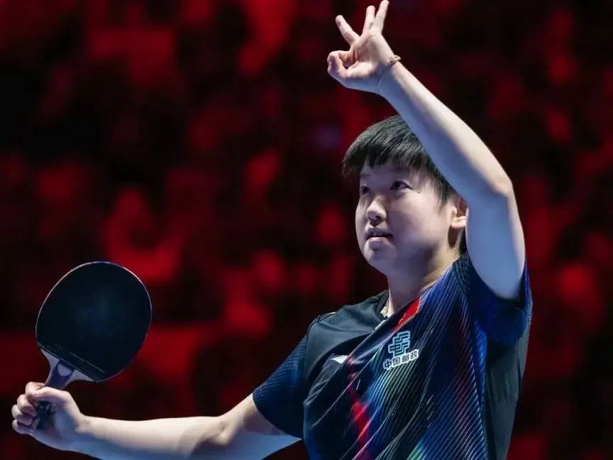 孙颖莎的世界杯三冠王与刘诗雯的世界杯五冠王区别如下:1.刘诗雯在2009年、20