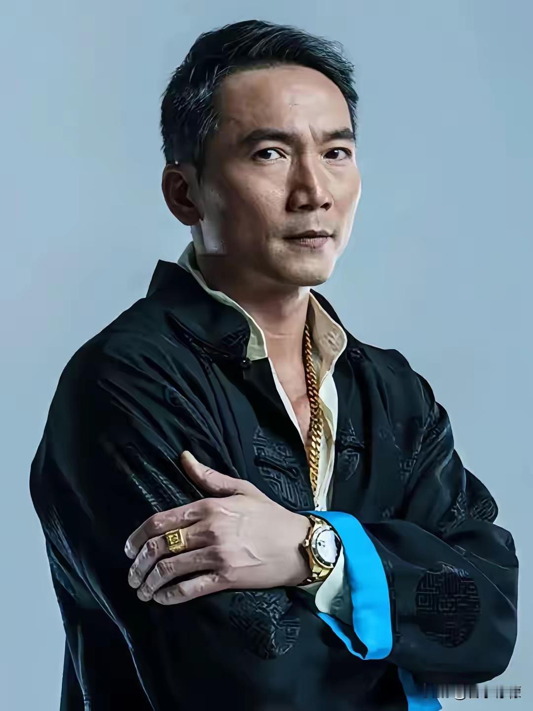 现在越来越多的观众，没法和这群演员共情了，电影票房塌房是必然的，胡歌来演也没用，