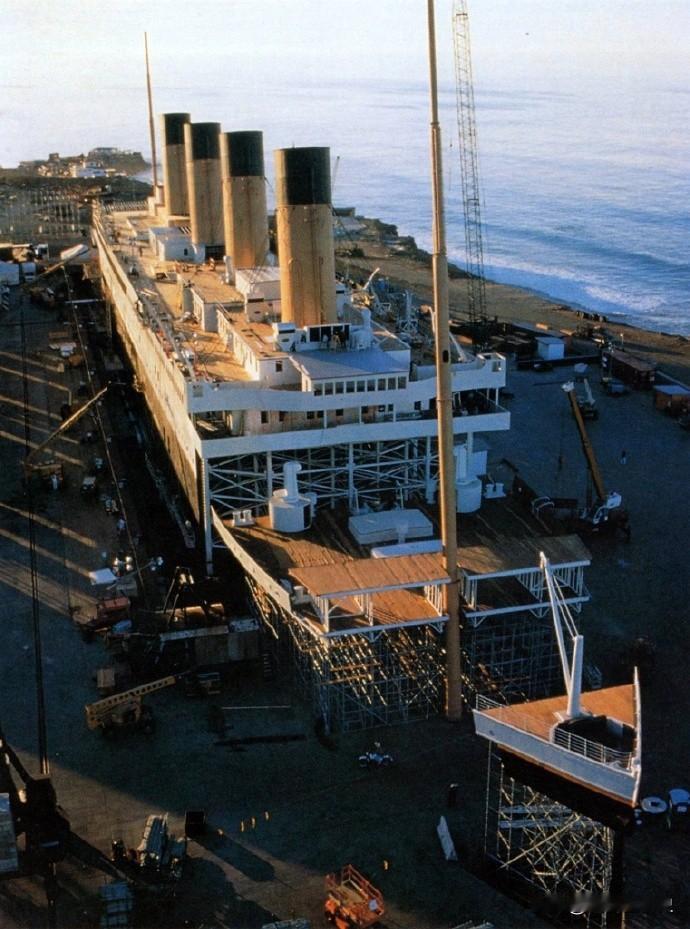 历史老照片：好莱坞大片中的那艘著名大船搭建中的泰坦尼克号道具船，下加里福尼亚