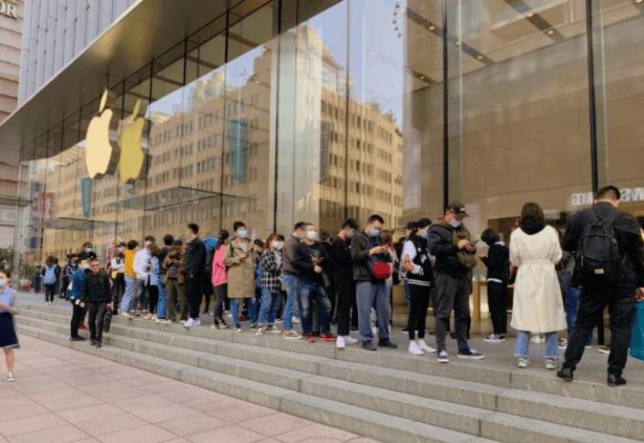 昨晚和几个00后的朋友促膝长谈，听完他们透露的几个消费现象，我彻底被震撼了。曾经