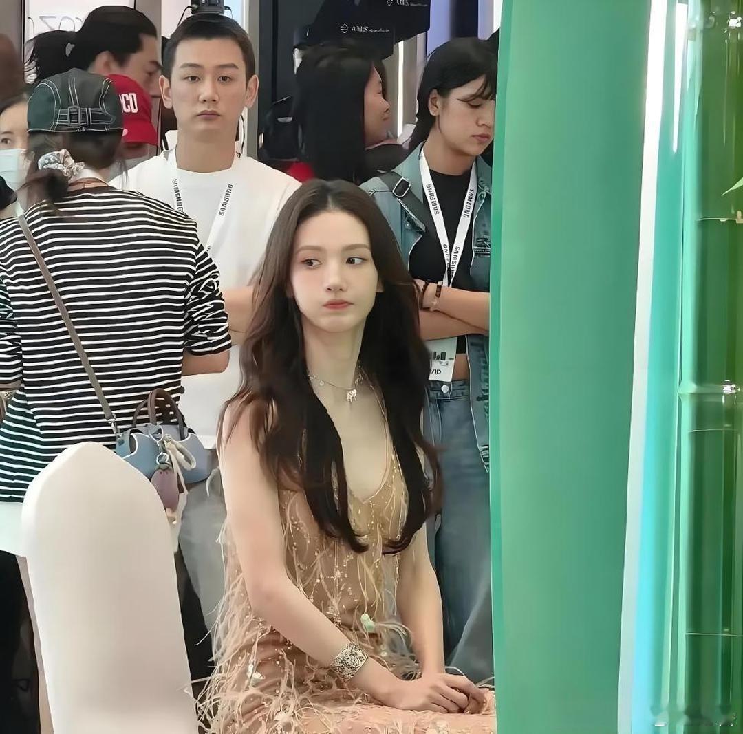 老天啊，这是金晨吗？差点没认出来。电视上看起来一般般，没想到真人这么好看！