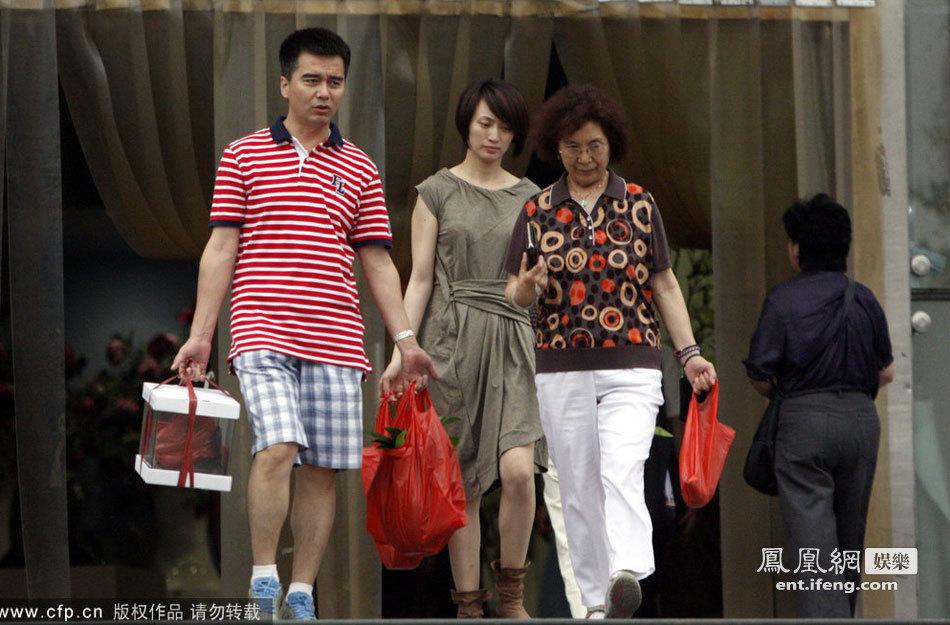 许亚军现任妻子长相一般，但她个子蛮高的，她比许亚军高。要是她儿子遗传了她的身高，