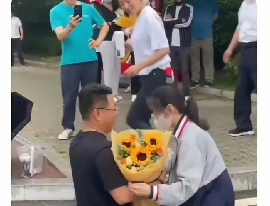 陈州现在恐怕连手心的汗都攥干了。他怎么也没想到，坐考场外等女儿时