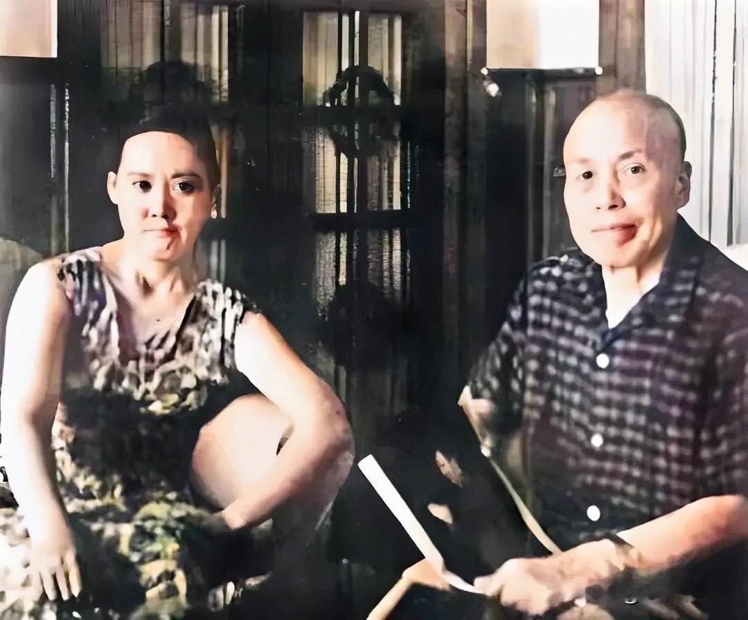 这是李宗仁将军与第三任妻子胡友松新婚时的一张珍贵合影，拍摄于1966年的北京。这