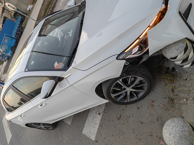 兄弟们新车一血倒车后溜不小心磕石墩上了前保险杠磕成这样估计要换了因为