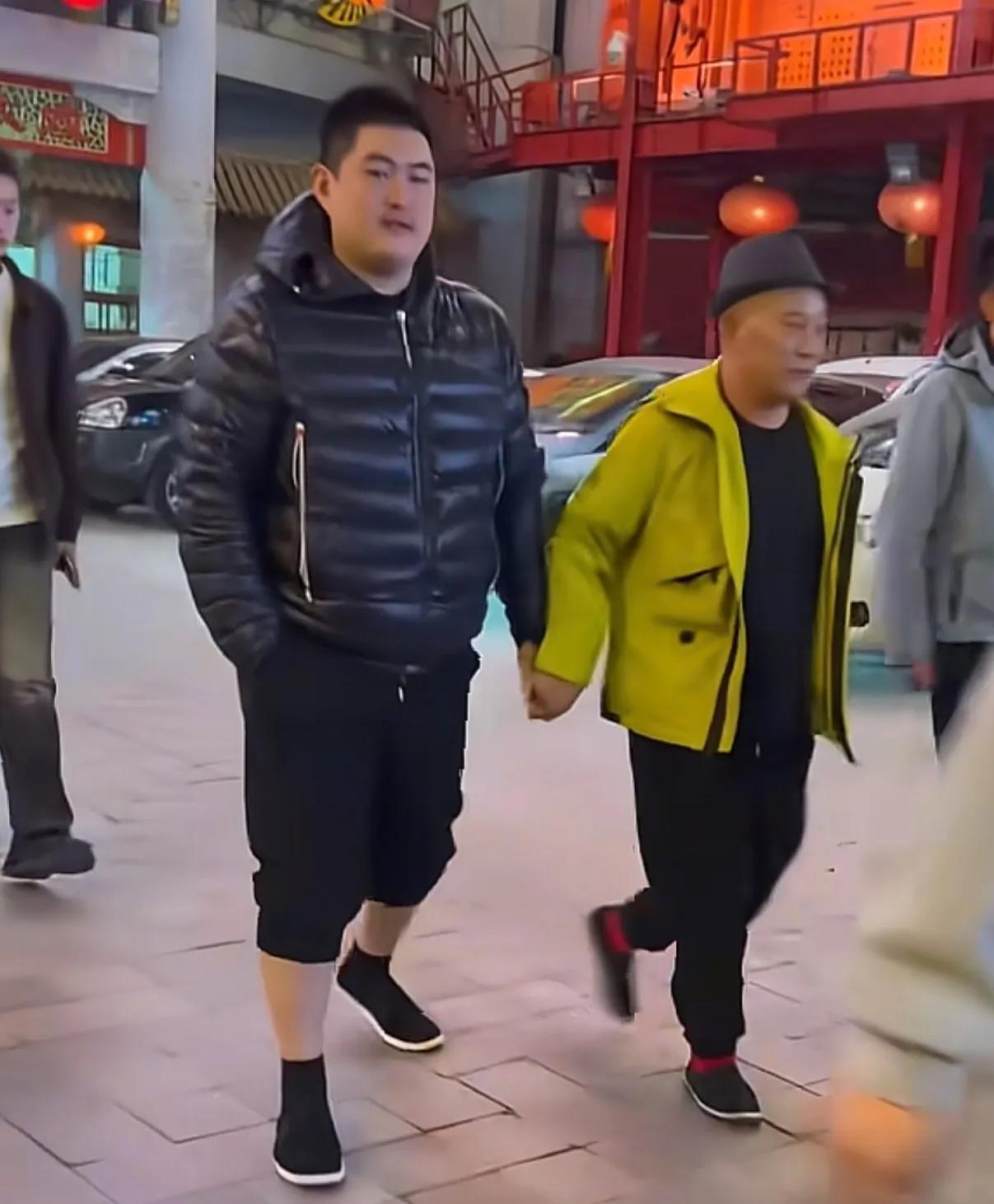 零下20度，赵本山儿子穿着单薄布鞋挽着裤腿出门。你以为这是“傻小子抗冻”？他