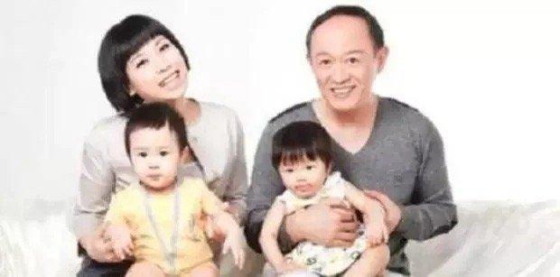 在当爷爷的年纪当了爸爸，金士杰近60岁与小25岁妻子生育龙凤胎儿女，如今74岁初