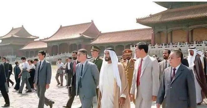 1990年，阿联酋总统访华，拒吃中餐就自带厨师与食材，甚至还有一只活羊，但仅一