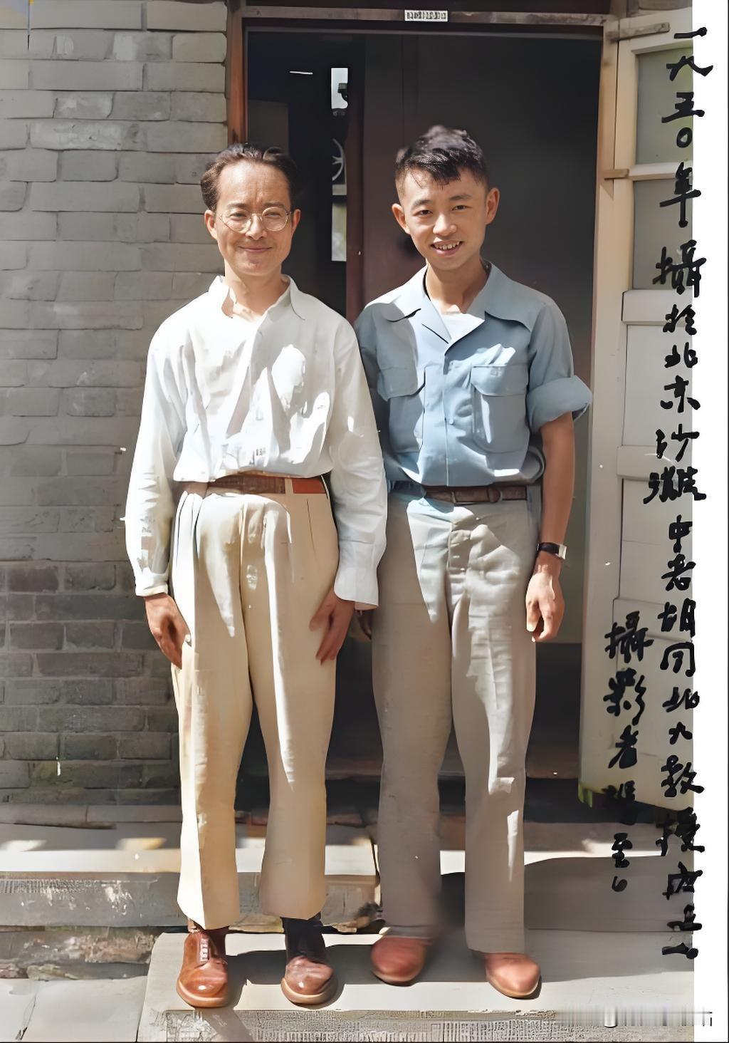 这张拍摄于1950年的合影，定格了沈从文（时年48岁）与表侄黄永玉（时年26岁）