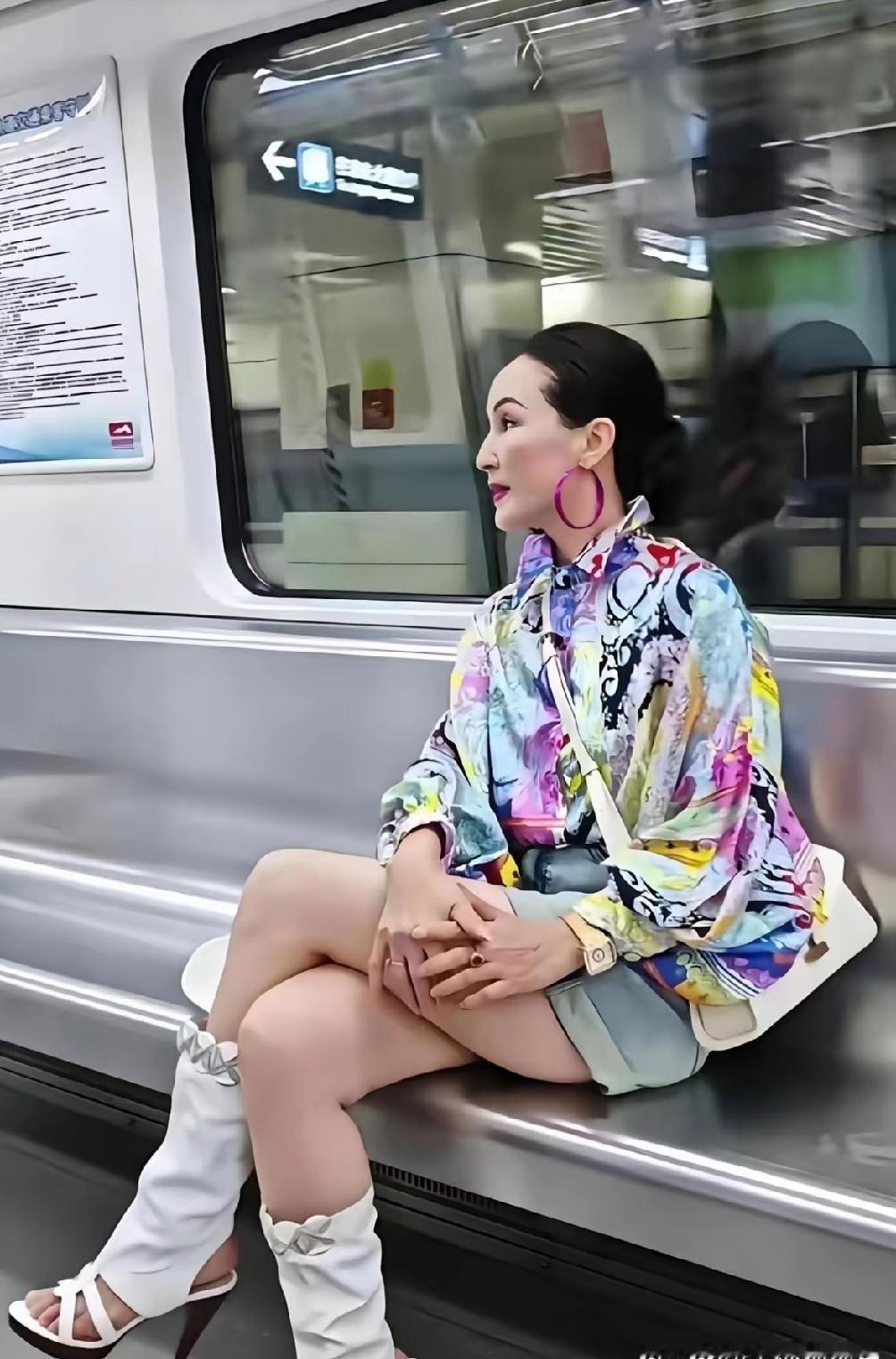 地铁这位女士看着美，可我不敢恭维，身材好不假，穿着打扮不够优雅，两个大耳环看着头