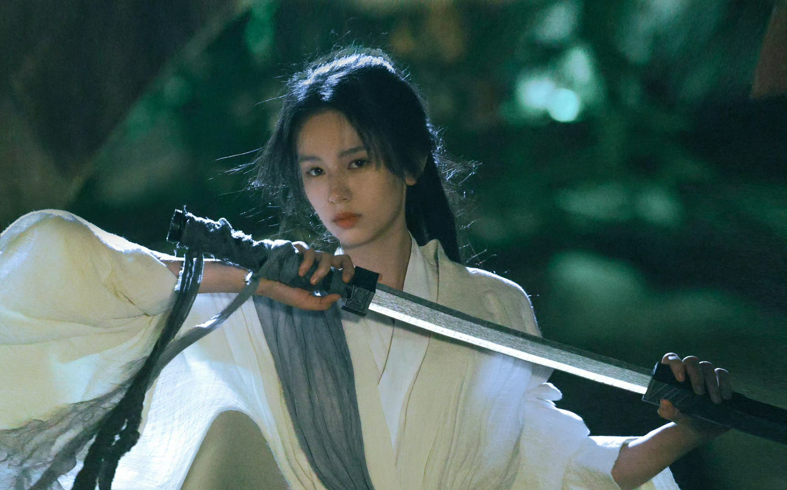 周也最新古风大片，清冷感江湖侠女，古早武侠片既视感，好美！​​​