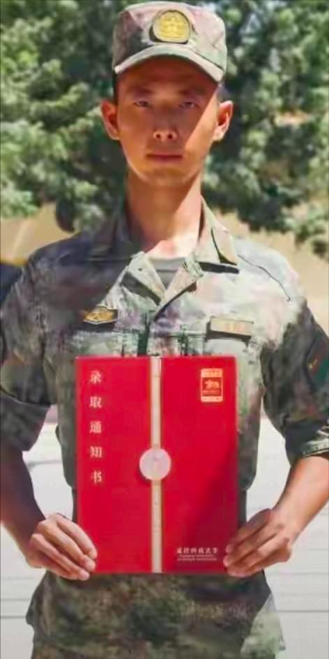 山东一个三岁小男孩，因妈妈病重奄奄一息，妈妈用尽最后一点气息握着刚转业退伍回来的