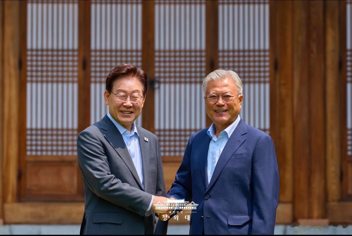 李在明约文在寅茶叙。文在寅回乡种地后，发福了不少。