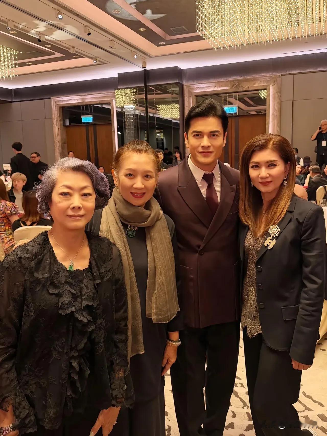香港影视界群星齐聚，共同庆祝中华人民共和国成立七十七周年。从香江之畔到影视舞台，一代代香港电影人，用
