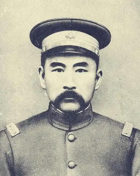 🌞张勋有一个怪癖，喜欢躺在女人的柔软的身子上睡觉，有次他睡的正香，妾室动了