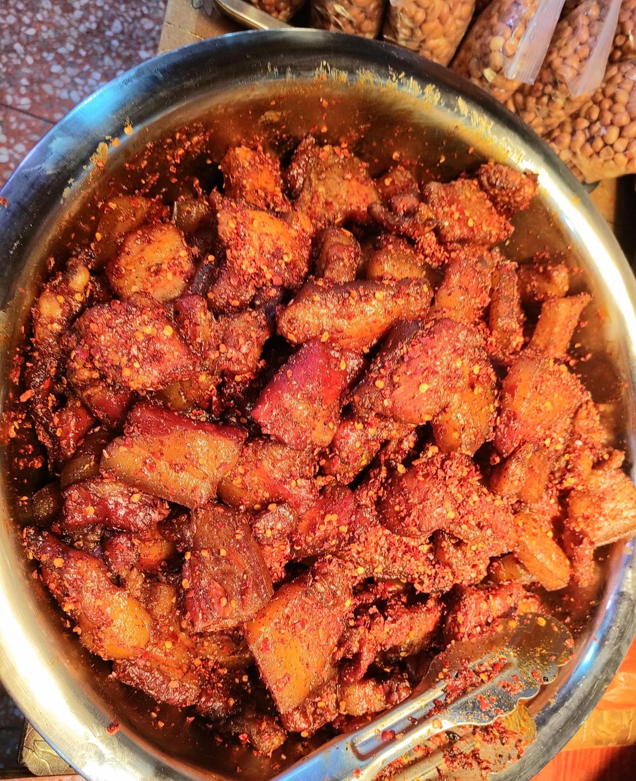 早上在道县买了6块钱里脊肉，15块钱熟腊肉——用辣椒拌过的。又买了三个辣椒，三块