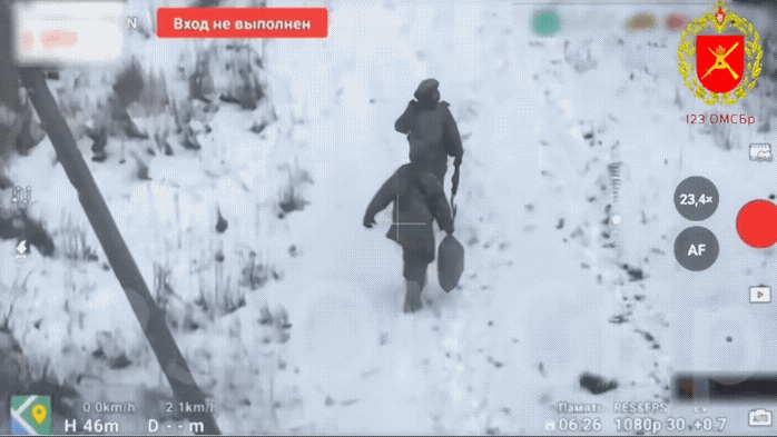 俄乌战场消息！俄军一架自杀式无人机，发现两名乌军正在路上行走，随后，朝着乌军方向