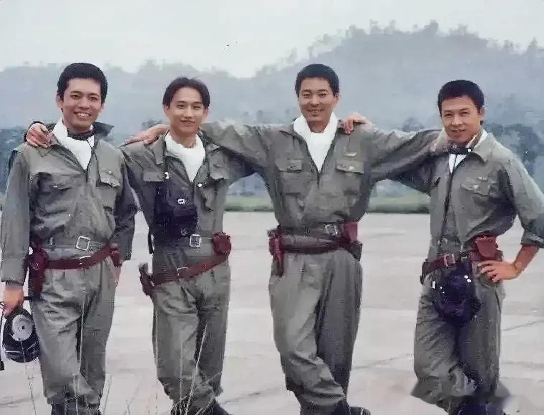 细看这四位都是谁？你知道这里谁先成名的吗？这四位可以说都是实力派演员。左边何政