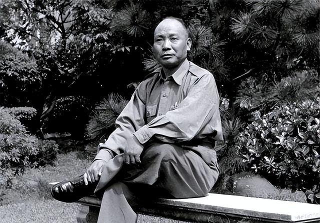 1954年汤恩伯死在手术台上，蒋介石只是轻飘飘地说了一句：死了也好。汤恩伯是蒋介