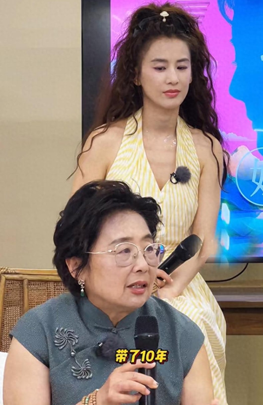 黄圣依妈妈第一次公开退休生活，我终于明白她为什么看不起女儿！自私自利的人不是