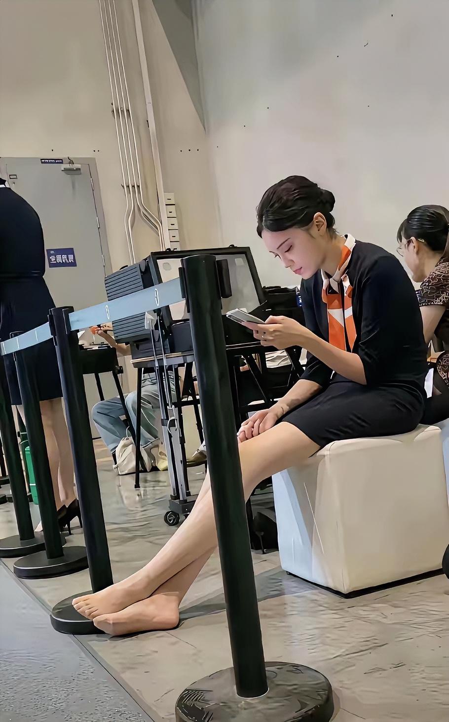 穿高跟鞋上一天班真的很累，可是公司不同意穿运动鞋