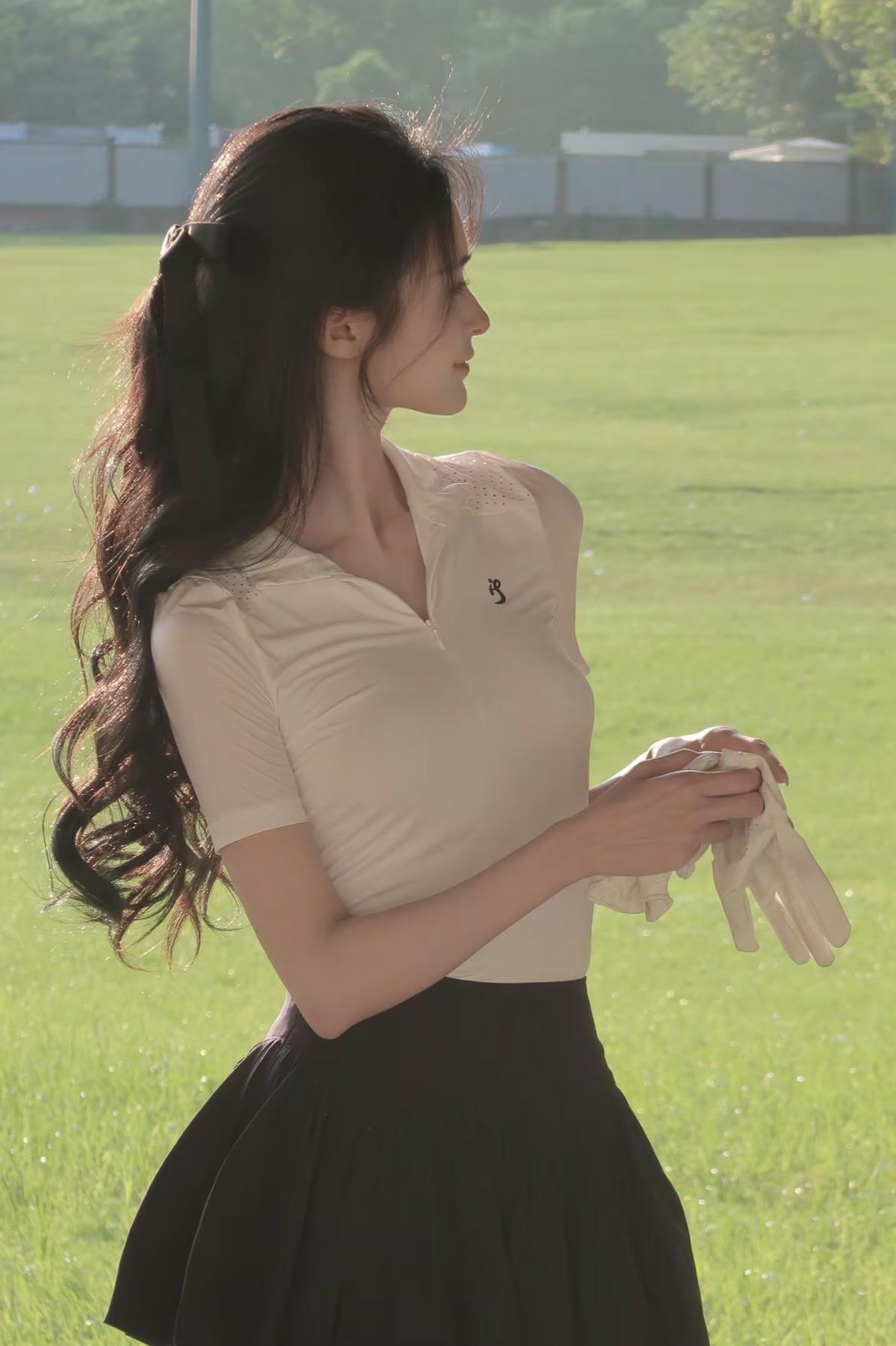 阳光下的运动少女，活力满满的一天！🌞🏃‍♀️