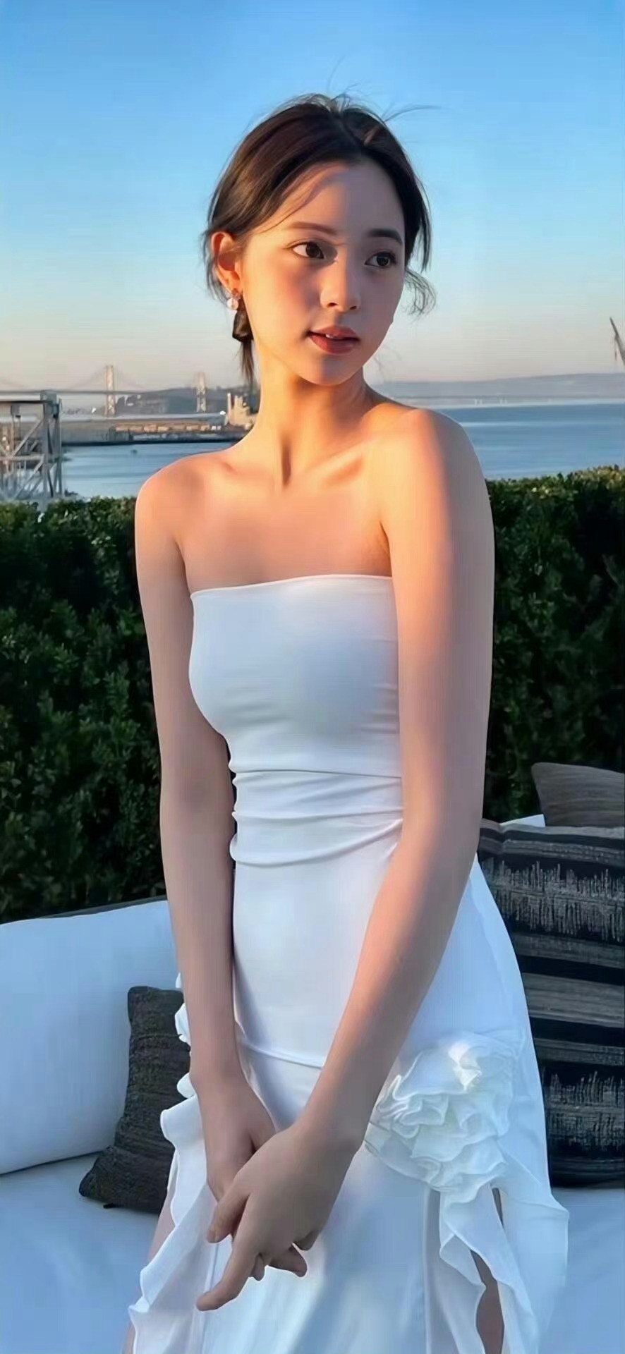 欧阳娜娜真的好好看啊！！笑容太治愈了！微微的小肚子好有女人味[爱心][玫瑰]​