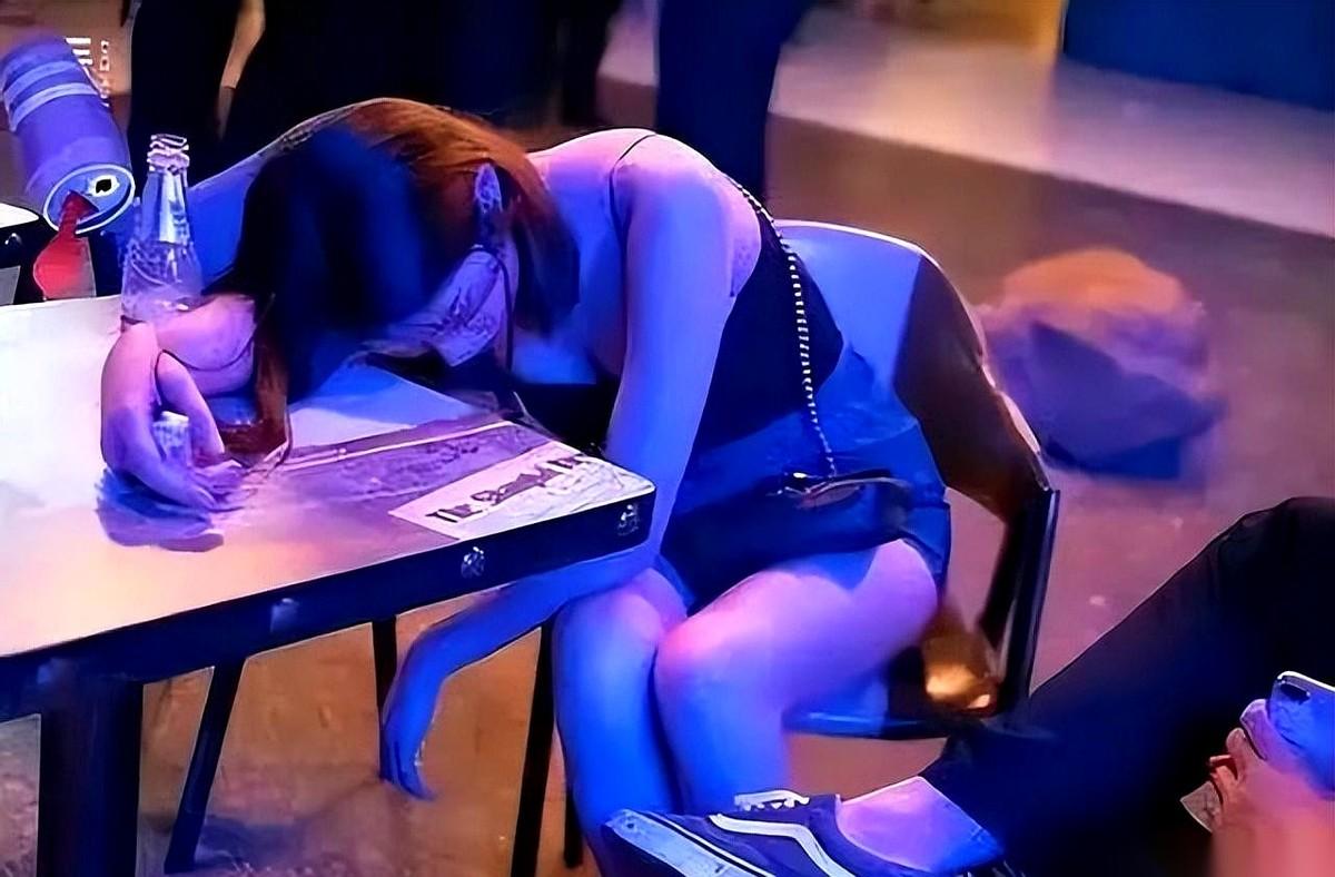 一觉醒来，天旋地转。旁边躺着个男的，光着，还是个熟脸，公司的同事。再低头看看