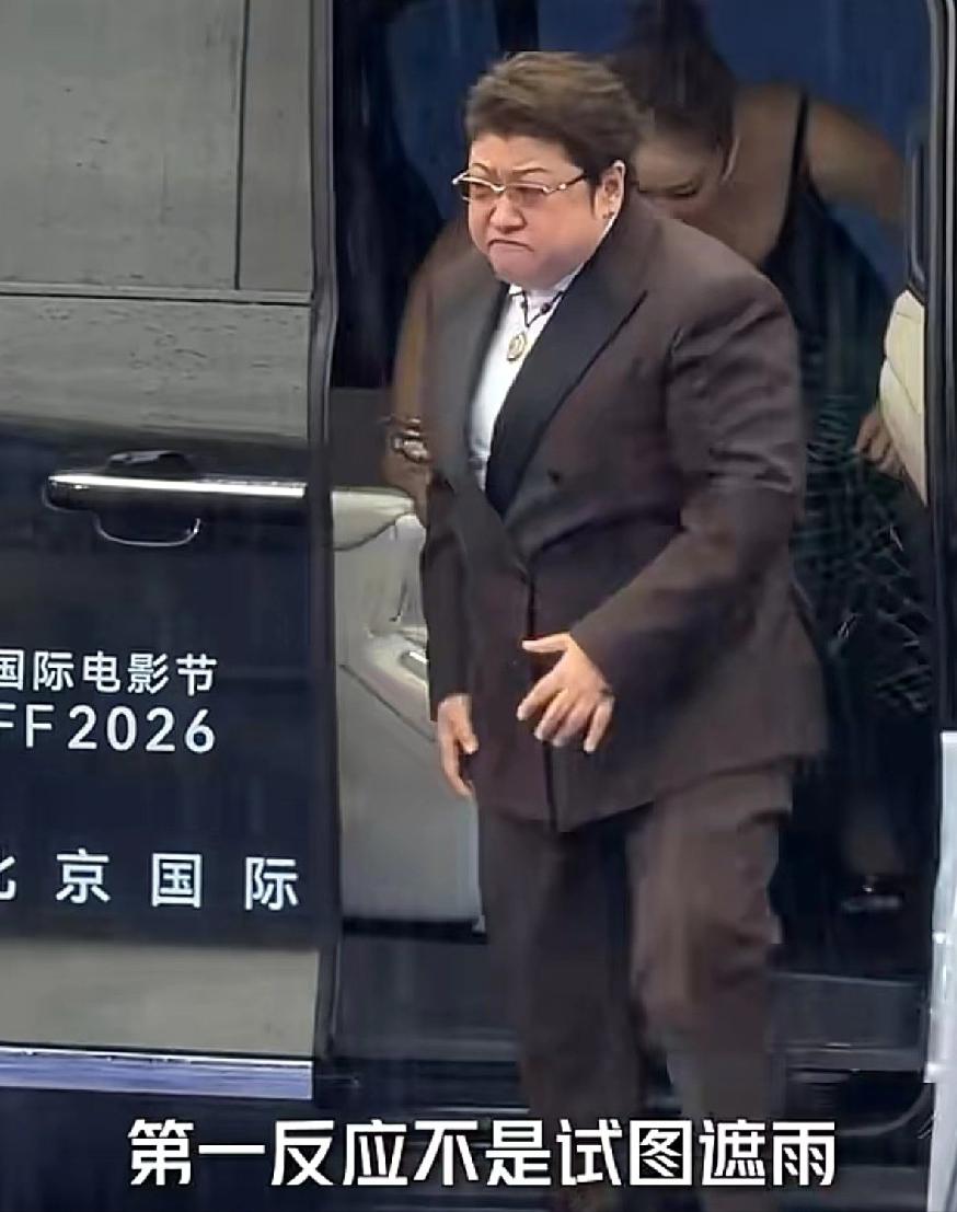 不愧是内娱慈善第一人！果然细微之处见人品，韩红下意识的一个举动，却尽显骨子里的仗