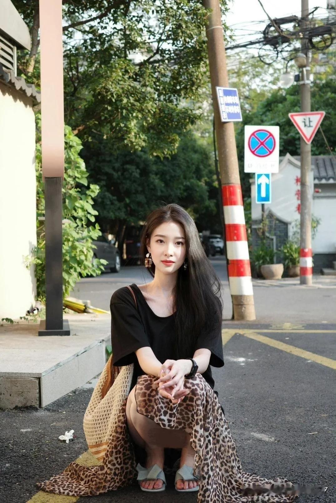 看到年轻女子坐在路边穿着豹纹裙，一下就想到了39岁的辛芷蕾穿豹纹裙的模样。辛芷蕾