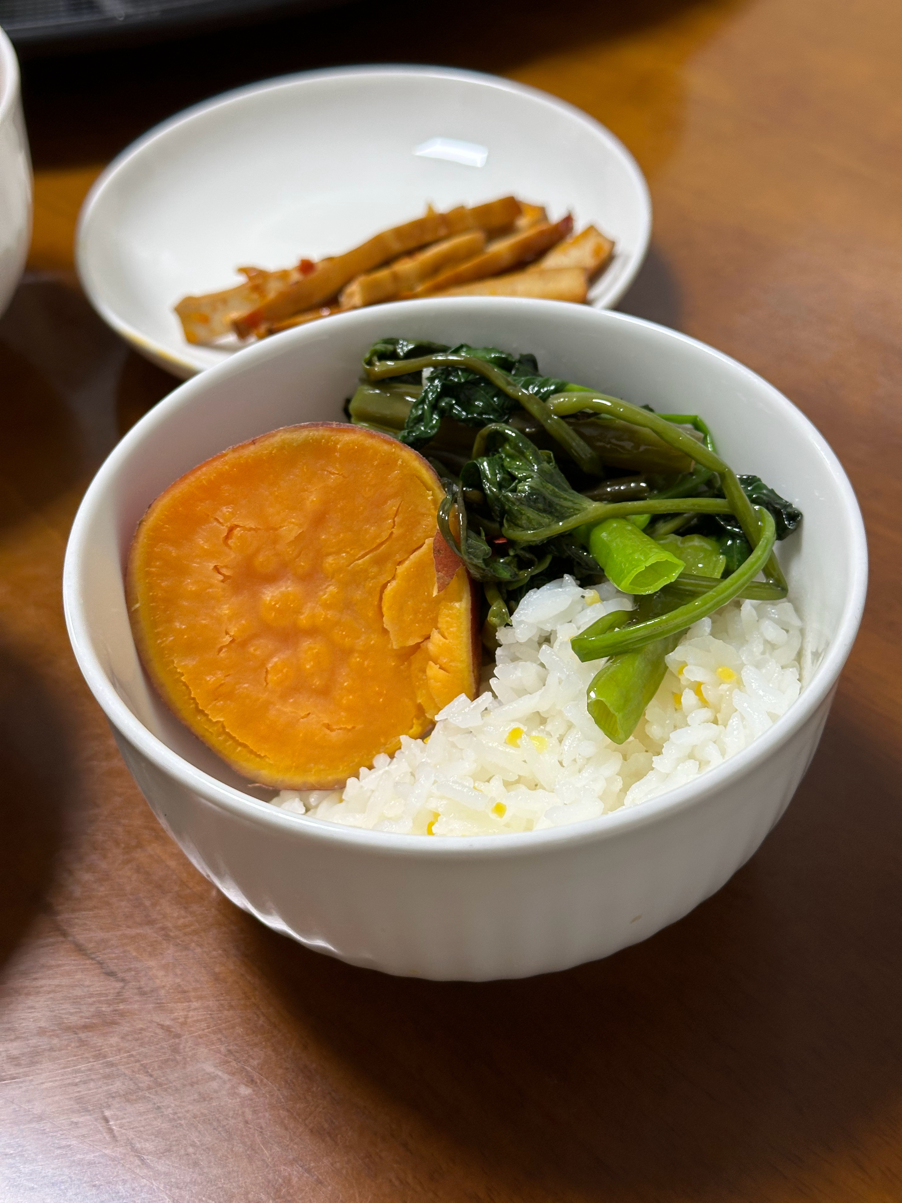 豆腐鱼、炒香干、豆腐蛋汤、笋子烧牛肉，中午下饭菜赶上豆腐宴了，豆制品爱好者表示喜