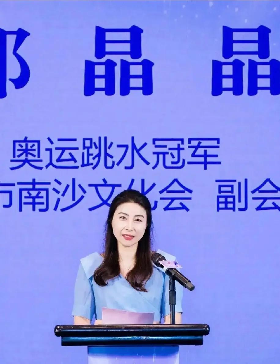郭晶晶蓝裙惊艳南沙游艇会，主母气场炸裂！谁说豪门靠珠光宝气撑场？郭晶晶一袭