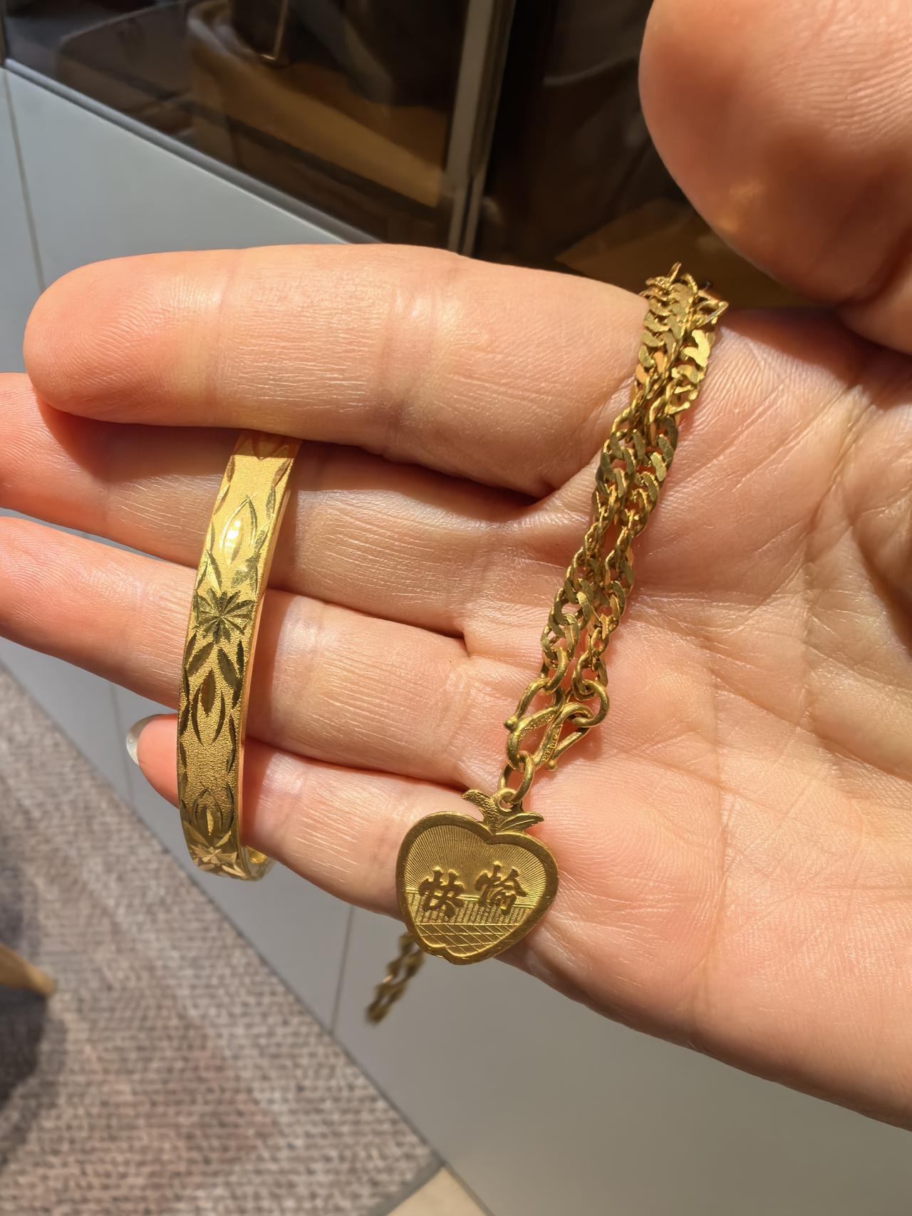 金价疯涨，我却很淡定。去年金价800多元时，闺蜜群里炸了，都在讨论