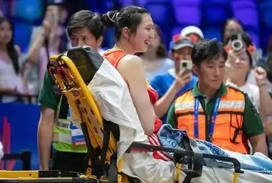 吴梦洁现身时右手拄拐杖，左手推行李，却已被视为中国女排新核心。在世界女排国际联赛