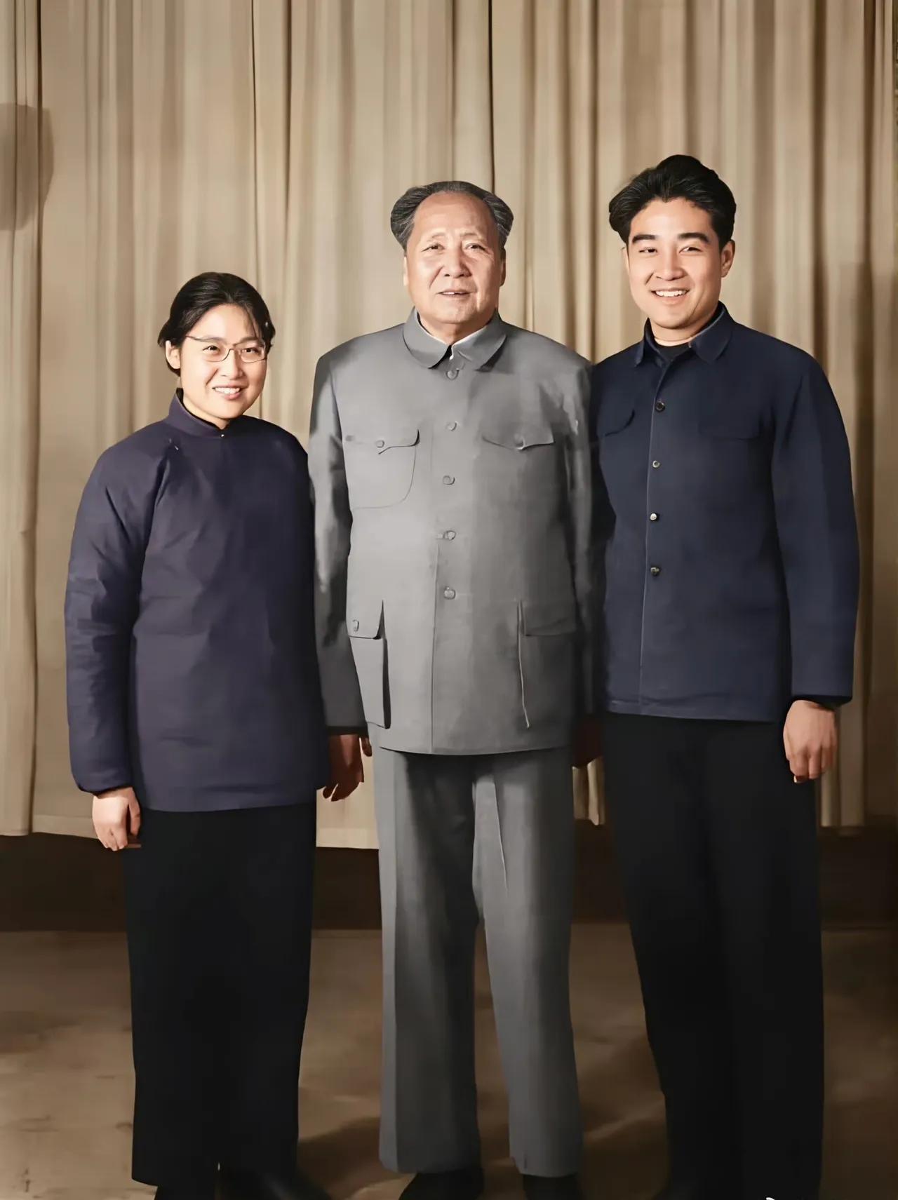 这张照片是毛主席在他的住处中南海，与女儿李敏和女婿孔令华拍摄的合影，这一天正好是