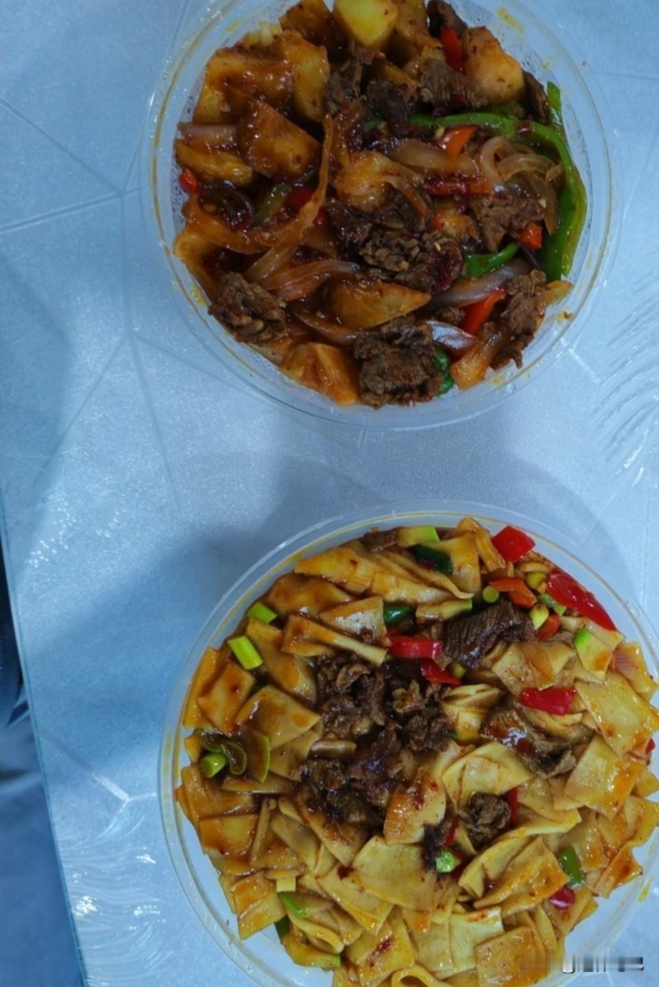 晒图笔记大赛点了两份餐，一份盖浇饭，一份炒面，不知道网友们喜欢吃什么，其实这家饭