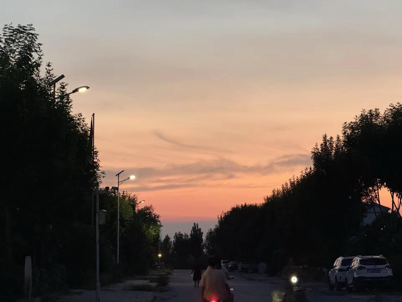 佛说：你用慈悲看天下，天下尽是可怜人。你用因果看天下，天下无一可怜人。肉眼看世界