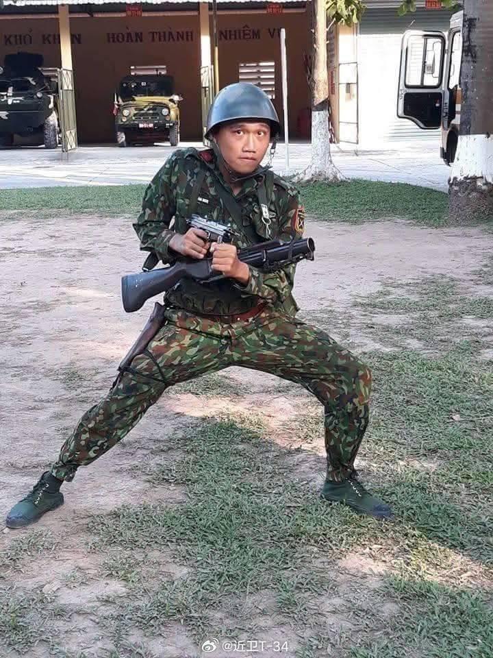 [呲牙笑]比较有意思的照片——越南士兵手持波兰制PM63冲锋枪，胸前还挂着