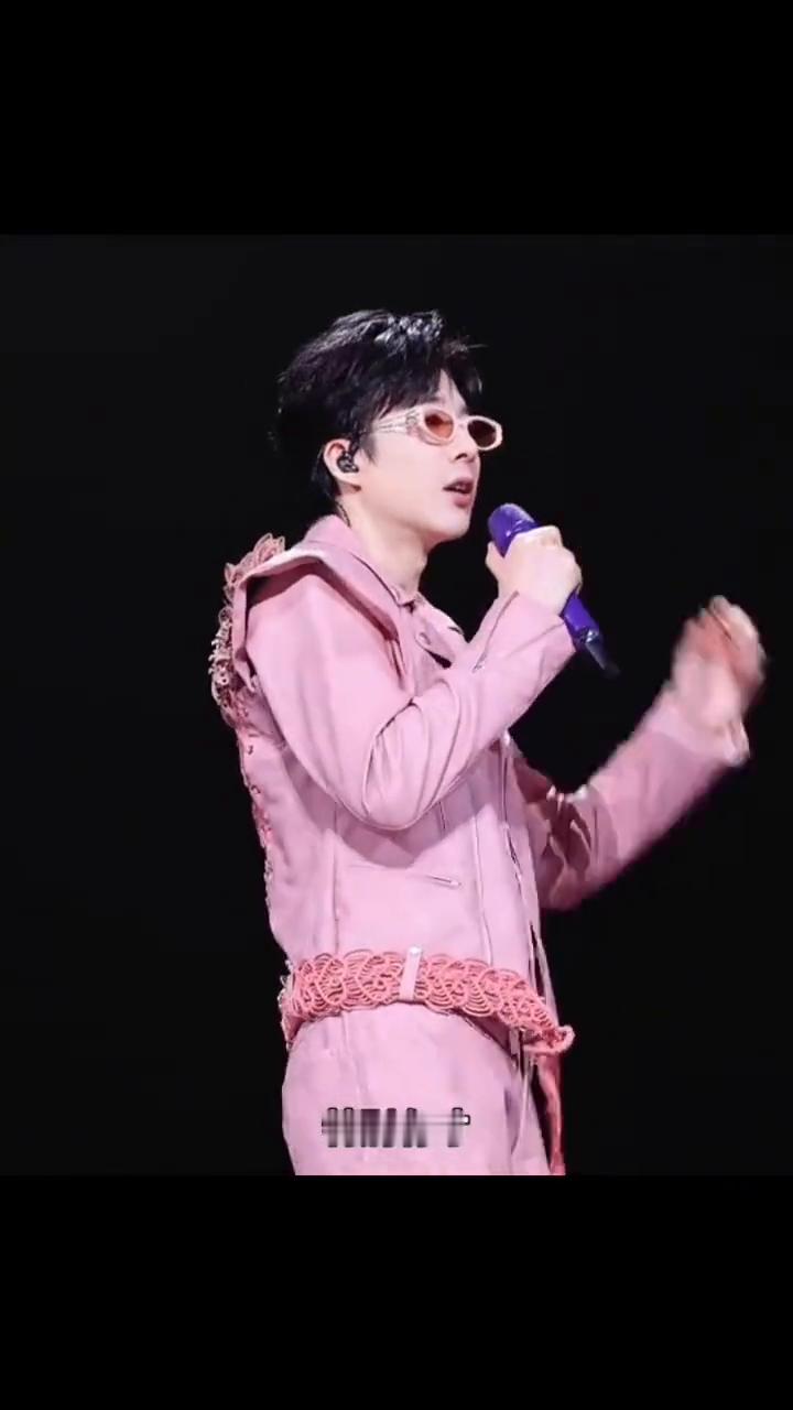 丹东舞王令人疯狂，刘宇宁南京演唱会直拍。这个是不是还行？挺嗨的对不对？丹东舞王