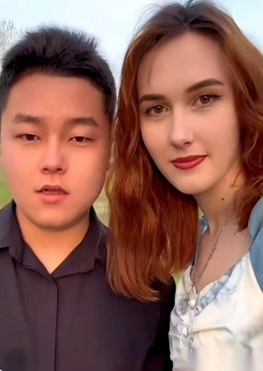 河南小伙刘天意，在乌克兰留学，认识了当地姑娘卡修莎。2022年，冲突爆发。大使
