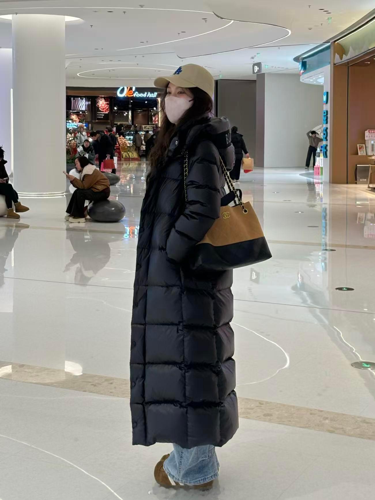 救命！！在商场被硬控了这个小姐姐是要去东北玩吗穿那么厚的羽绒服，不过穿着这俩羽绒