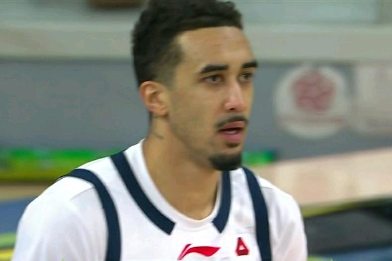 广东被上海三杀！3点不争的事实：第一：广东内线实力太差：再一次被上海久事完爆