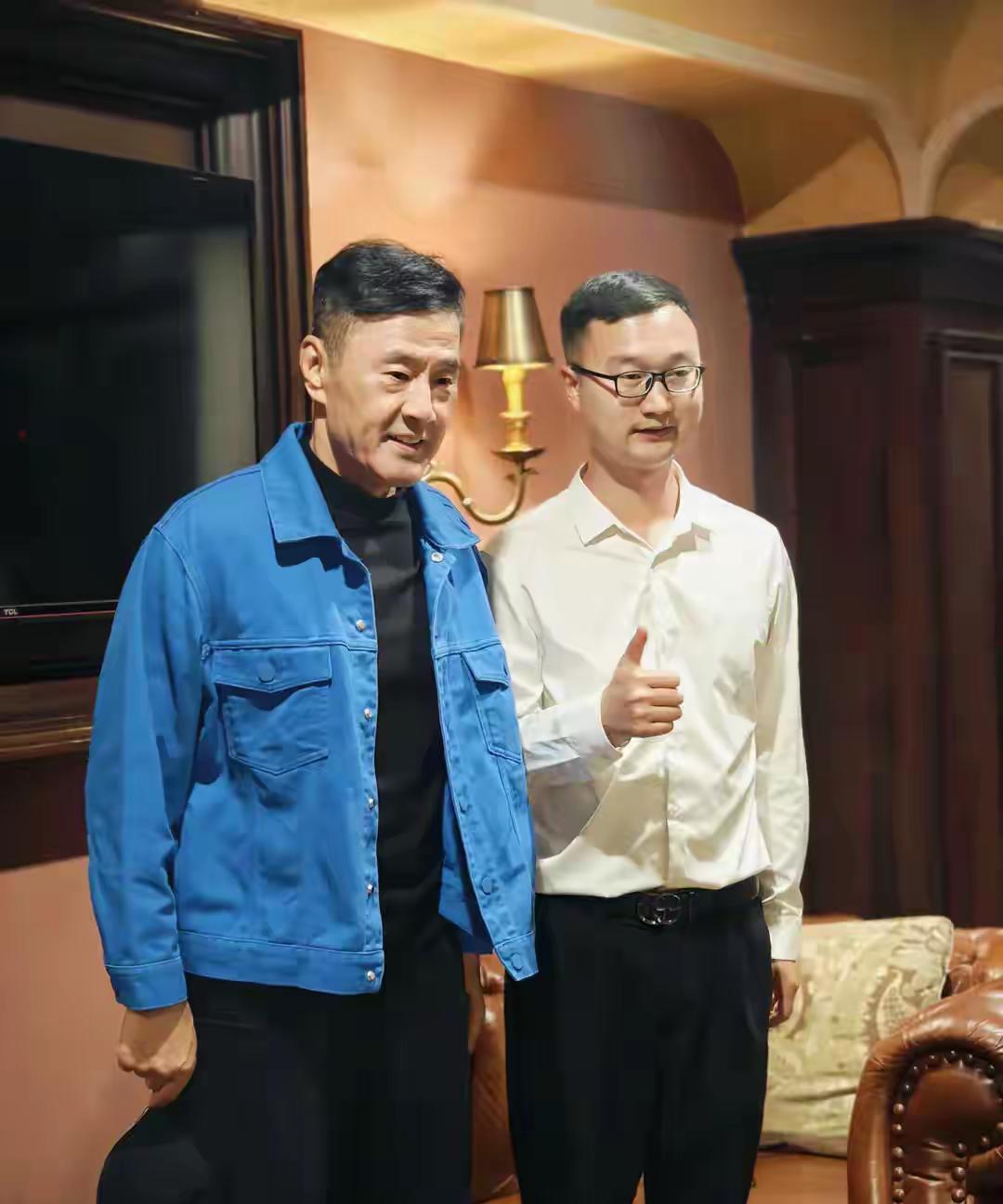 惊了！67岁的于荣光竟然在云南街头干了这事？！昨天中午，云南一家老馆子撞见了这